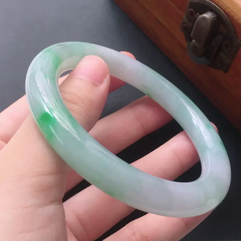 【缅甸翡翠54圈口带翠圆条手镯,自然光实拍,颜色漂亮,玉质莹润,佩戴佳品,尺寸:54.0*9.1*9.4mm,重43.90克】图6