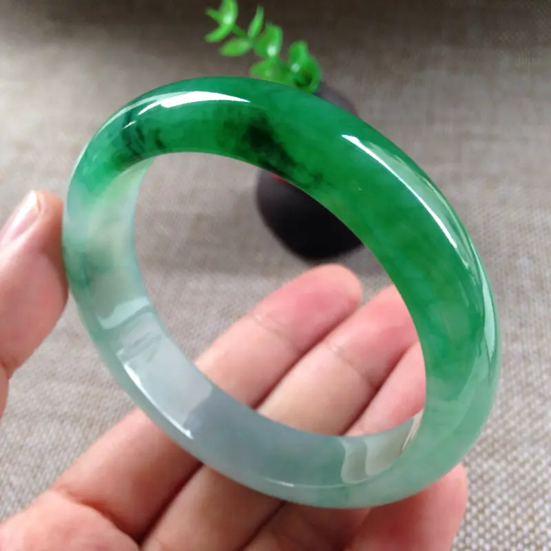 【阳绿辣色正圈,56圈口,高端精品料,种老水足,水润细腻,色泽浓郁鲜艳,上手贵气醒目,无纹裂】图3
