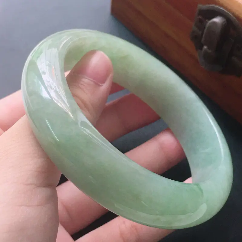 【缅甸翡翠56圈口正圈手镯,自然光实拍,颜色漂亮,玉质莹润,佩戴佳品,尺寸:56.8*15.7*8.4mm,重71.66克】图7