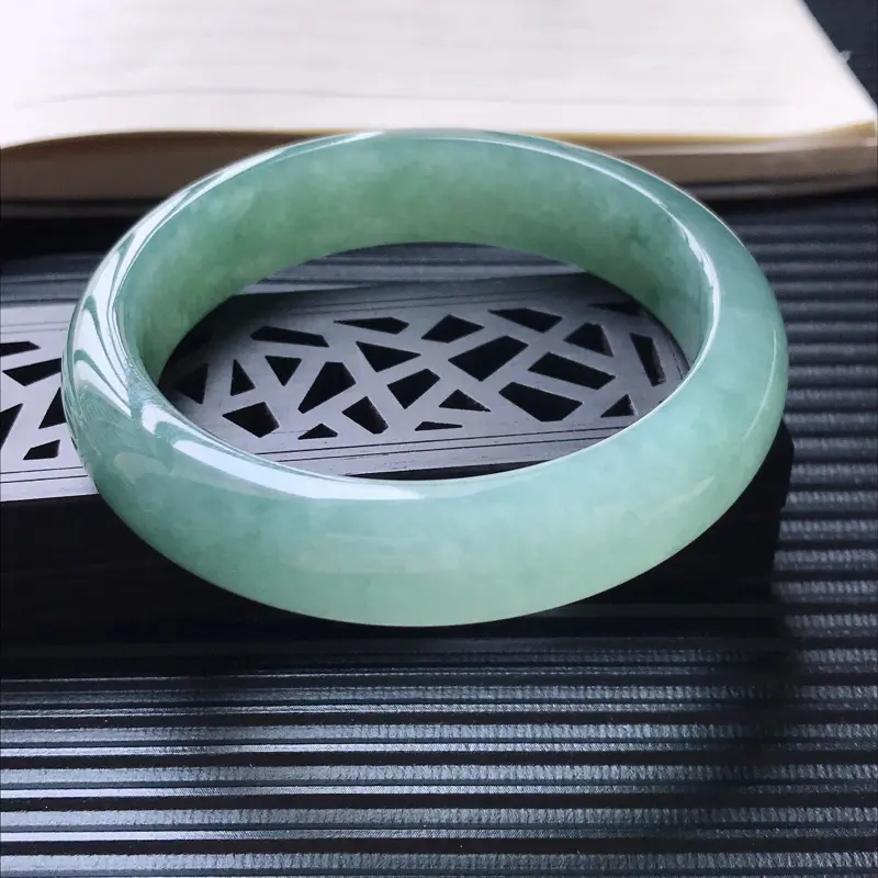 【天然翡翠A货糯化种水润满色正圈宽边手镯,尺寸58.4-14.6-8mm,玉质细腻,种水好 ,胶感十足,底色好,上手效果漂亮##】图2
