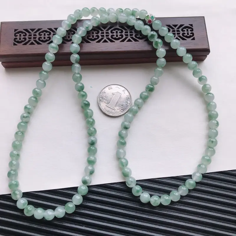 【天然翡翠A货糯化种飘绿精美圆珠项链,尺寸6.6mm,玉质细腻,种水好 胶感十足,底色漂亮,上身效果漂亮】图6