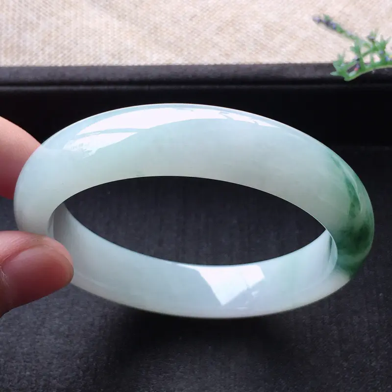 【精品翡翠手镯,雕工精美,玉质莹润,尺寸:内径:54.9MM,玉:12.4*7.8MM,总质量:51.2g】图7