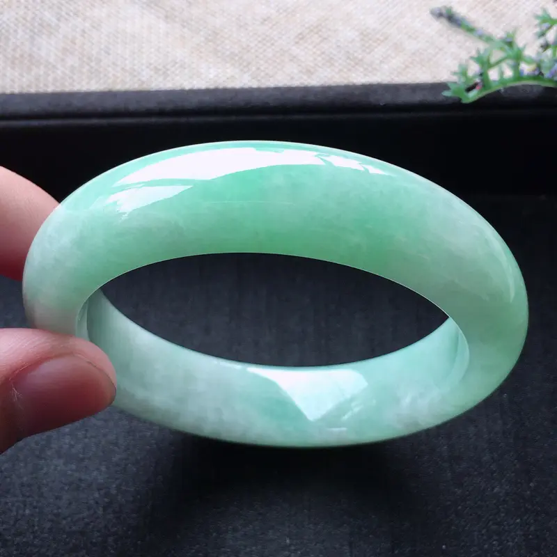 【精品翡翠手镯,雕工精美,玉质莹润,尺寸:内径:52.5MM,玉:13.5*8.8MM,总质量:63.5g】图4