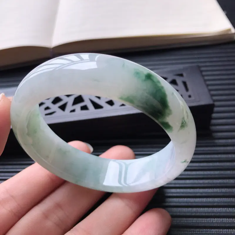 【天然翡翠A货糯化种水润飘花正圈宽边手镯,尺寸56-16-7.3mm,玉质细腻,种水好 ,胶感十足,底色好,上手效果漂亮】图5