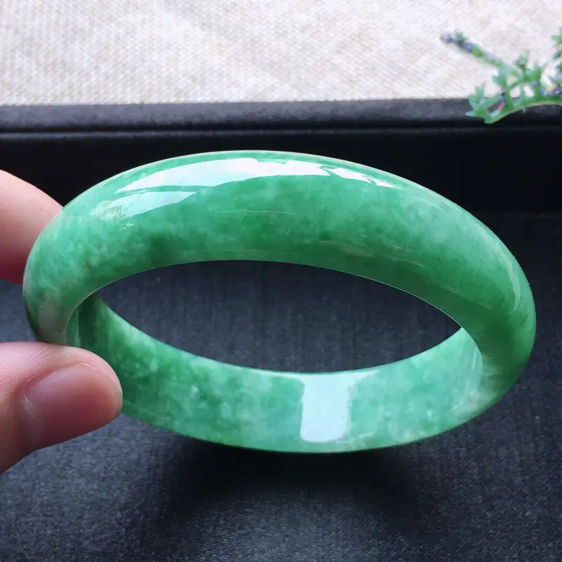 【精品翡翠手镯,雕工精美,玉质莹润,尺寸:内径:57MM,玉:13.9*7.3MM,总质量:55.1】图4