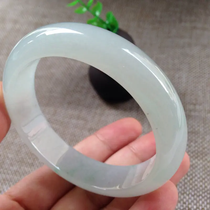 【糯化种飘绿正圈,55.6圈口,玉质细腻,种水足,绿花清新淡雅,有杂质无影响】图5