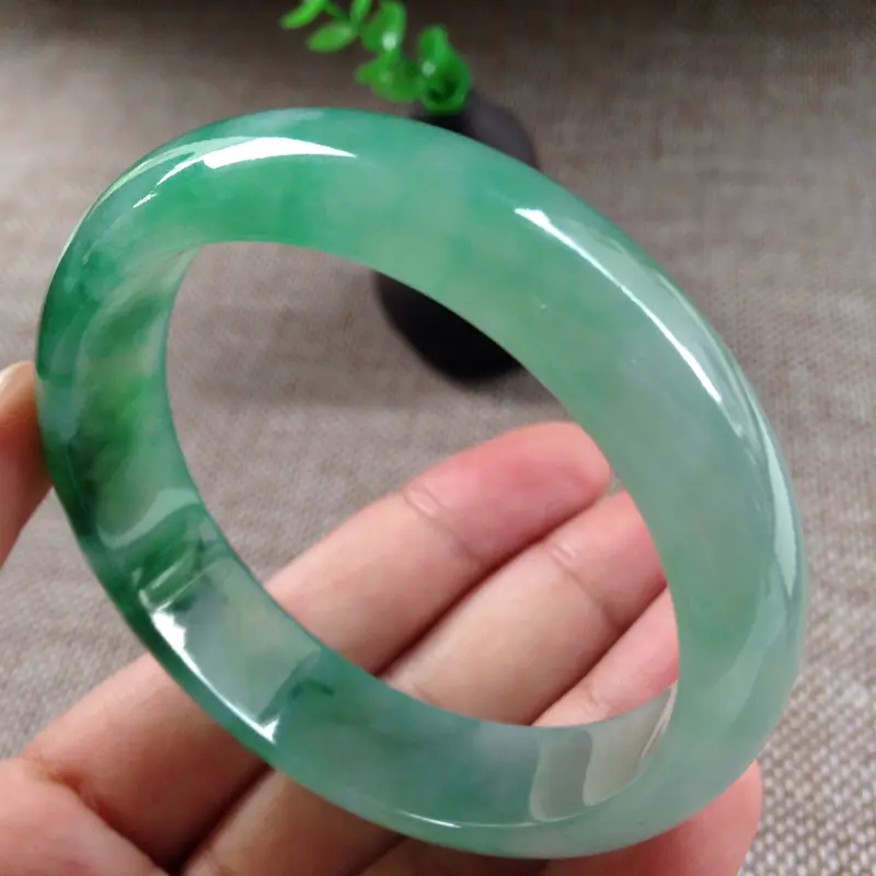 【阳绿辣色正圈,54圈口,高端精品料,种水十足,冰润通透,阳绿色鲜艳醒目,上手清爽美艳,小手福利,有纹无影响】图5