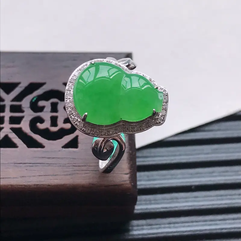 【天然翡翠A货18K金镶嵌伴钻糯化种满绿精美葫芦戒指,内径尺寸18.7mm,裸石尺寸13.4-10-3mm,玉质细腻,种水好 胶感十足,底色漂亮,上身效果漂亮】图1