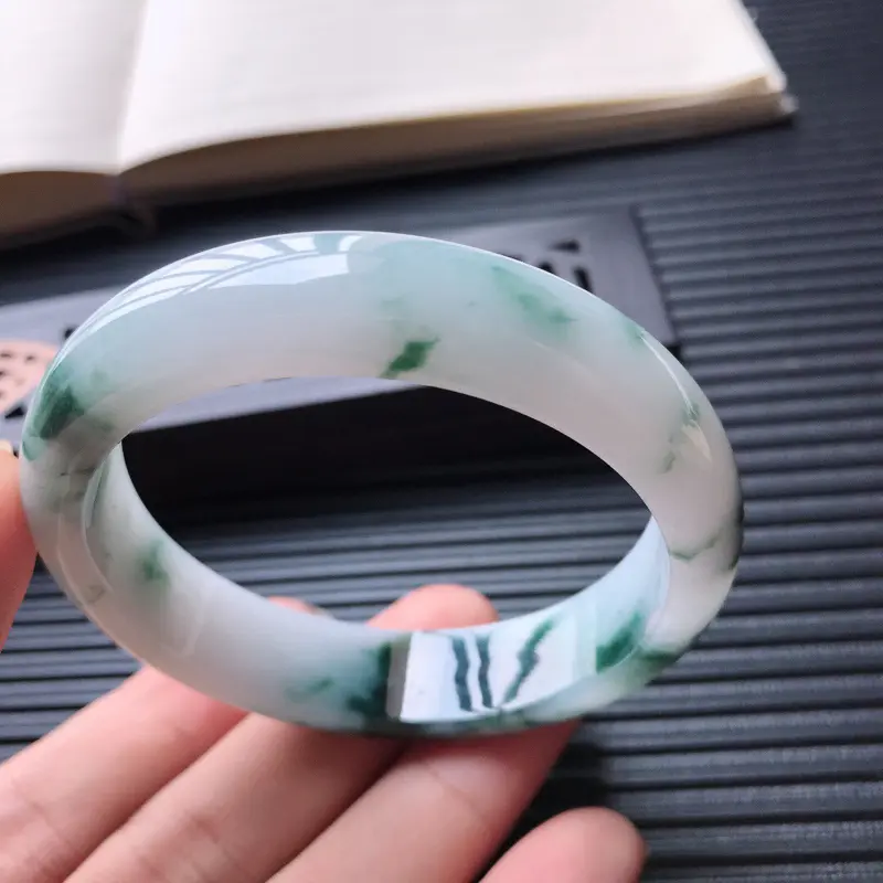 【天然翡翠A货细糯种飘花正圈宽边手镯,尺寸55.5-13.4-7.3mm,玉质细腻,种水好 ,胶感十足,底色好,上手效果漂亮】图4