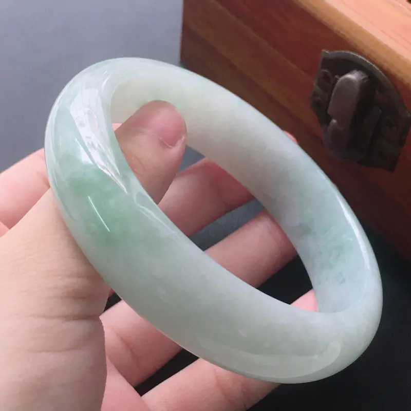 【缅甸翡翠57圈口带绿正圈手镯,自然光实拍,颜色漂亮,玉质莹润,佩戴佳品,尺寸:57.8*15.3*8.0mm,重64.84克】图6