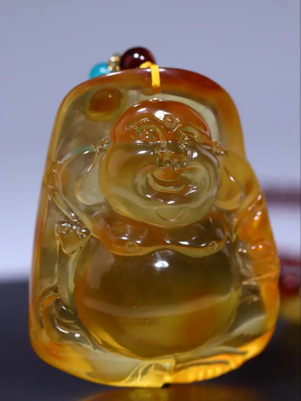 【纯天然原矿精品金珀弥勒佛挂件
雕刻很精美,背部保留了原矿原皮,见证岁月的痕迹,雕刻栩栩如生,精美手工作品,实物上手更美,全品无杂无裂,无任何瑕疵,珀体干净通透,非常完美一件,有缘者得,喜欢不要错过!
配送手工设计原矿血珀项链5.4mm
尺寸52*42*19.5mm裸克重38.2克,总重49.61克##】图3