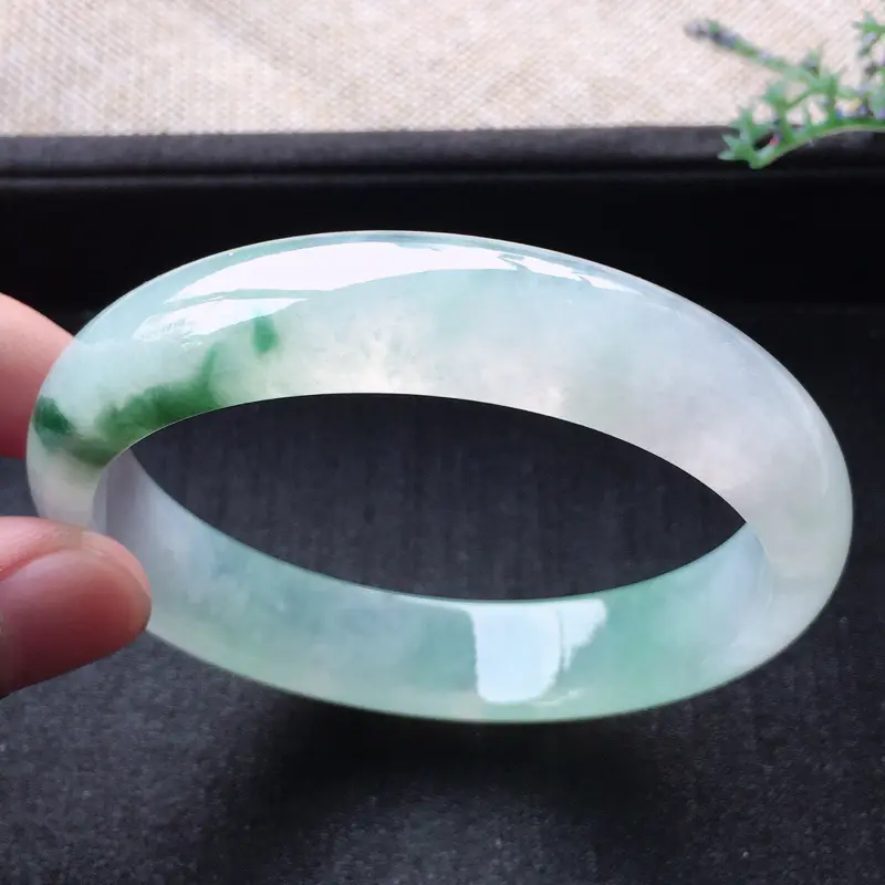 【精品翡翠手镯,雕工精美,玉质莹润,尺寸:内径:58.8MM,玉:13.1*7.1MM,总质量:50.6g】图3