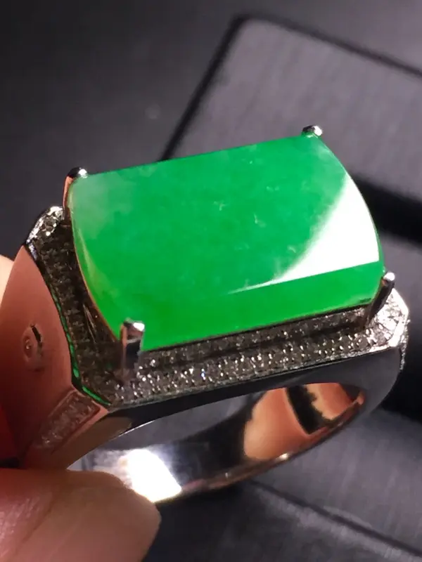 【翡翠A货,阳绿马鞍戒指,18k真金真钻镶嵌,完美,种水超好,玉质细腻。】图5