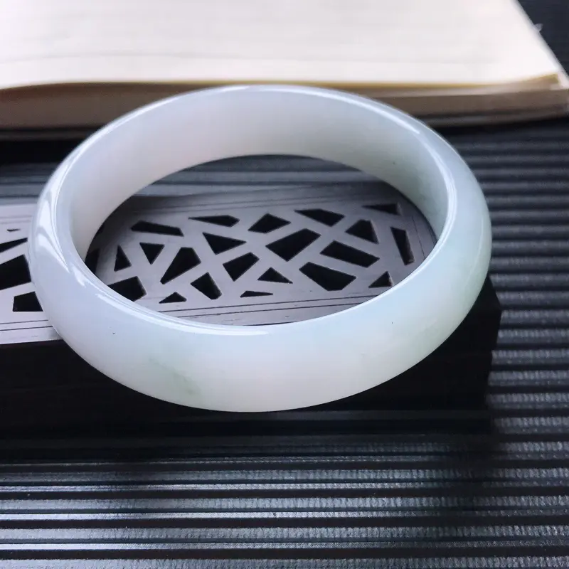 【天然翡翠A货细糯种淡紫底正圈宽边手镯,尺寸56.6-13.6-7mm,玉质细腻,种水好 ,胶感十足,底色好,上手效果漂亮】图2