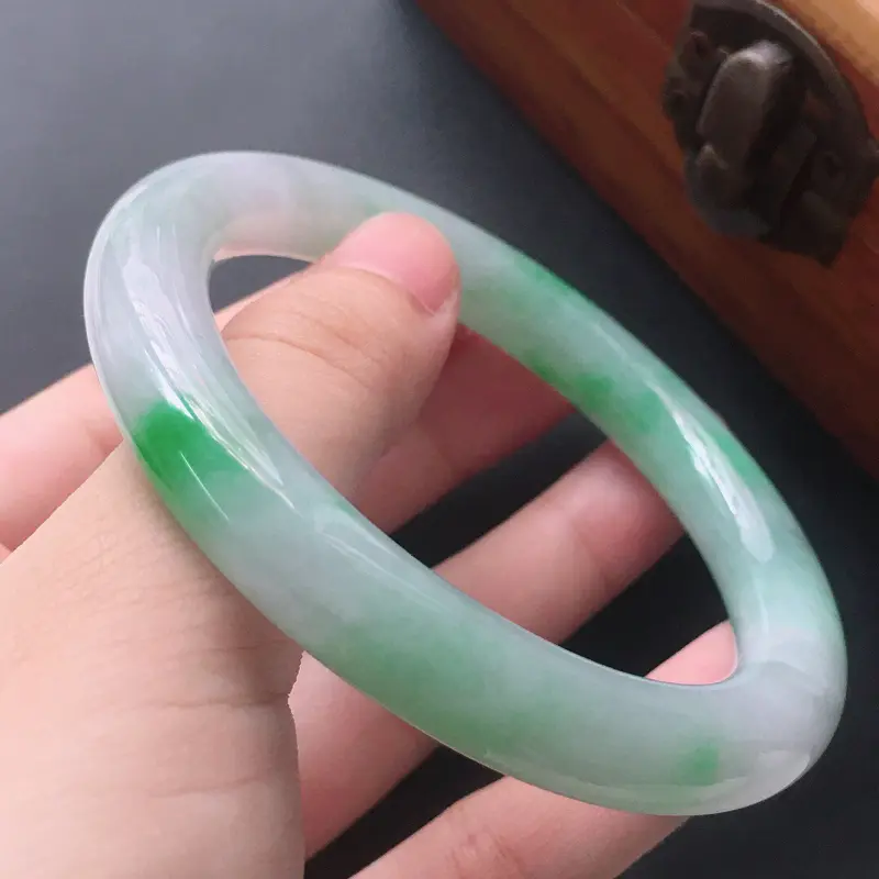 【缅甸翡翠54圈口带翠圆条手镯,自然光实拍,颜色漂亮,玉质莹润,佩戴佳品,尺寸:54.0*9.1*9.4mm,重43.90克】图5