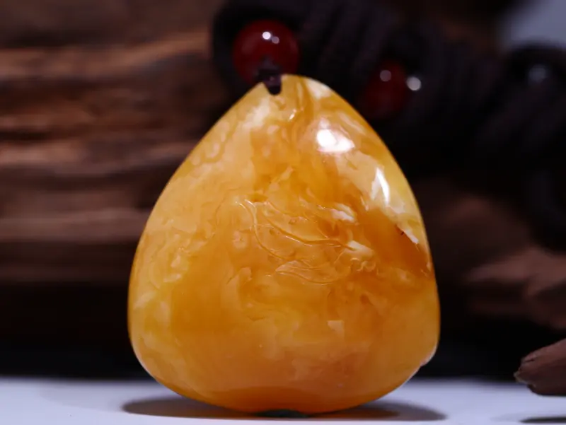 【纯天然俄料暴力鸡油黄偏红蜜蜡牡丹花吊坠
天然色无任何优化,密度饱满,花纹漂亮,蜡质浓郁,色泽油润,满色鸡油红更显花朵娇艳,加之体内流动的白花纹路更是美丽,花型饱满漂亮,片片花瓣层次分明 ,雕工精湛,栩栩如生,女神必备。佩戴彰显高贵气质。错过无!
克重14.8克,尺寸:高39mm宽36.5mm厚21mm】图3