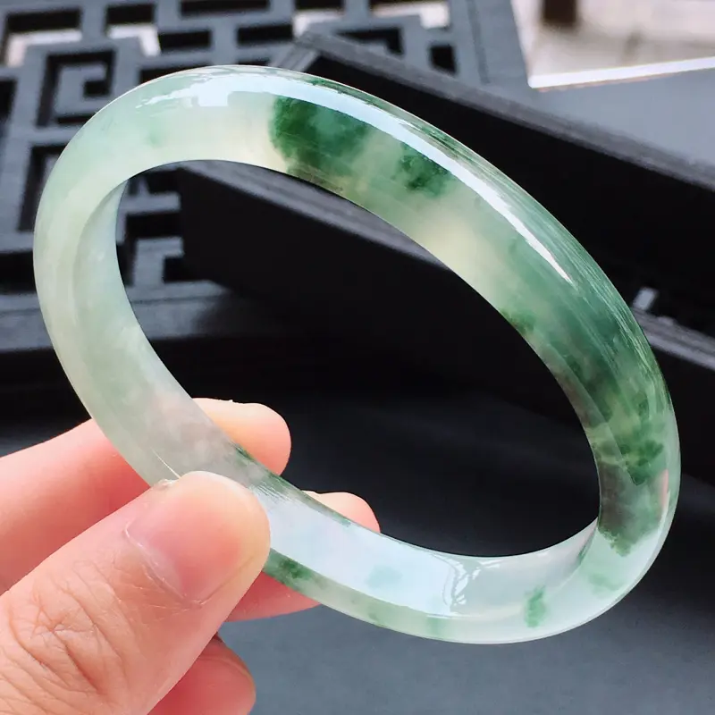 【翡翠a货,冰糯种水润飘花精美贵妃翡翠手镯,圈口57.3/47.5/10.5/6.3,(相当于正圈55)玉质细腻,种水一流,底色漂亮,佩戴上手俱有古典婉约之气也透露着时尚气息###】图1