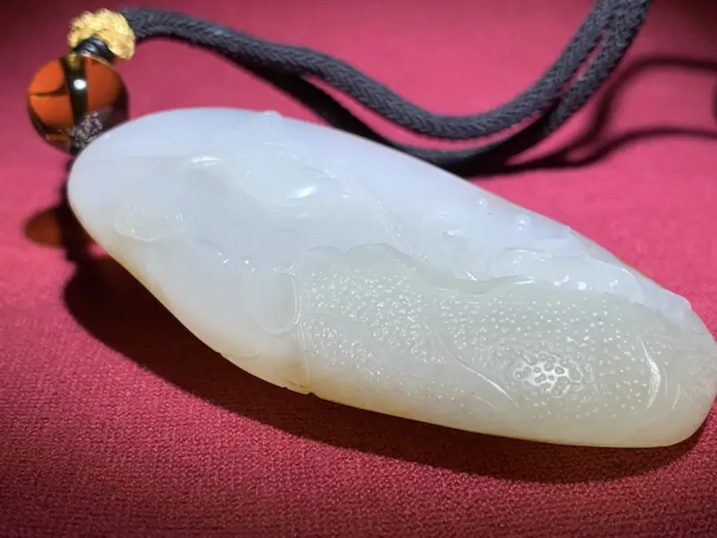 【苏工名家作品【一品清廉】新疆和田玉籽料挂件,精雕莲花,莲花出淤泥而不染,濯清涟而不妖,高洁素雅,鸟儿轻盈站在枝头,活泼生动,背部留有满皮,收藏佳品。】图4