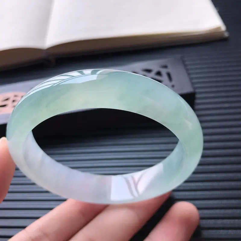 【天然翡翠A货冰种通透水润起荧光晴水正圈宽边手镯,尺寸58.8-14-7.3mm,玉质细腻,种水好 ,胶感十足,底色好,上手效果漂亮】图3