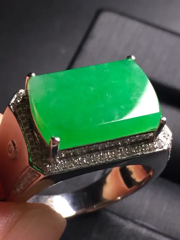 【翡翠A货,阳绿马鞍戒指,18k真金真钻镶嵌,完美,种水超好,玉质细腻。】图6