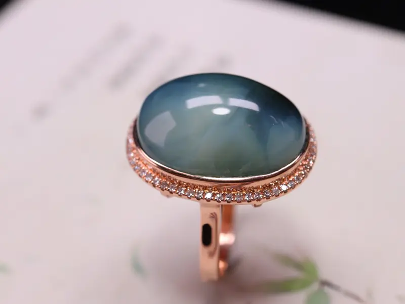 【【精品荧光镶嵌戒指💍】
规格:20.8*16.2*9.6*
重量:5.20克
圈口:15#
18K金镶嵌南非钻石,佩戴奢华、独特,特别漂亮,完美品质,可改圈口!】图3