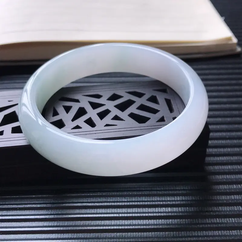 【天然翡翠A货细糯种淡紫底正圈宽边手镯,尺寸56.6-13.6-7mm,玉质细腻,种水好 ,胶感十足,底色好,上手效果漂亮】图1