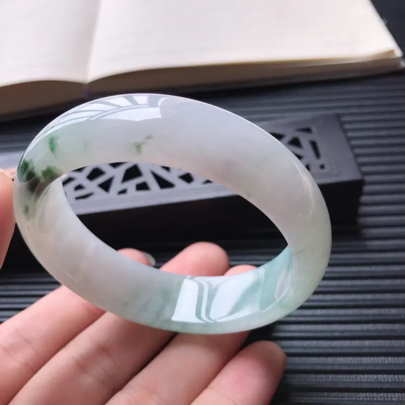 【天然翡翠A货糯化种水润飘花正圈宽边手镯,尺寸56-16-7.3mm,玉质细腻,种水好 ,胶感十足,底色好,上手效果漂亮】图4