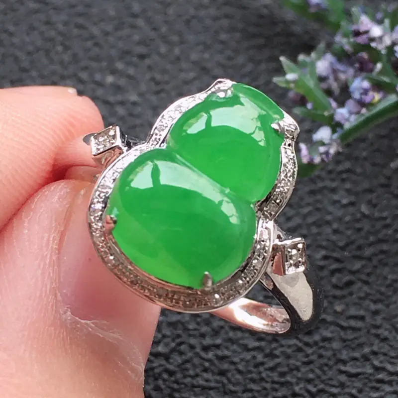 【精品翡翠18K镶嵌伴钻葫芦戒指,雕工精美,玉质莹润,尺寸:内径:17.6MM,裸石尺寸:12.5*8.9*3.2MM,总质量:2.7g】图2