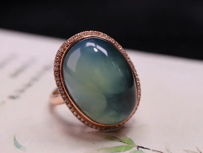 【【精品荧光镶嵌戒指💍】
规格:20.8*16.2*9.6*
重量:5.20克
圈口:15#
18K金镶嵌南非钻石,佩戴奢华、独特,特别漂亮,完美品质,可改圈口!】图8