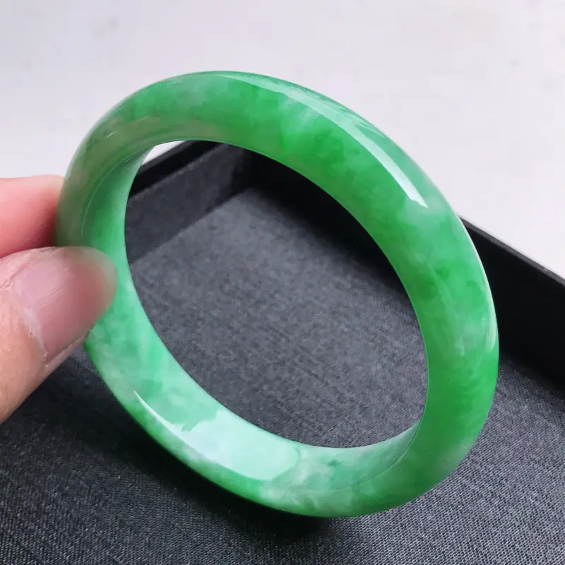 【正圈58,缅甸天然翡翠好种冰润老坑手镯,尺寸:58*12.7*8,质地细腻,种老水足,水润飘阳绿,小棉纹,颜色漂亮。100617】图4