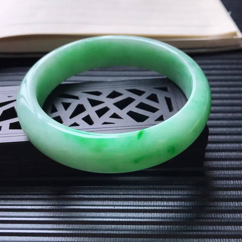 【天然翡翠A货细糯种飘绿正圈宽边手镯,尺寸57-14.7-7.2mm,打灯有纹,不扣手,玉质细腻,种水好 ,胶感十足,底色好,上手效果漂亮】图2