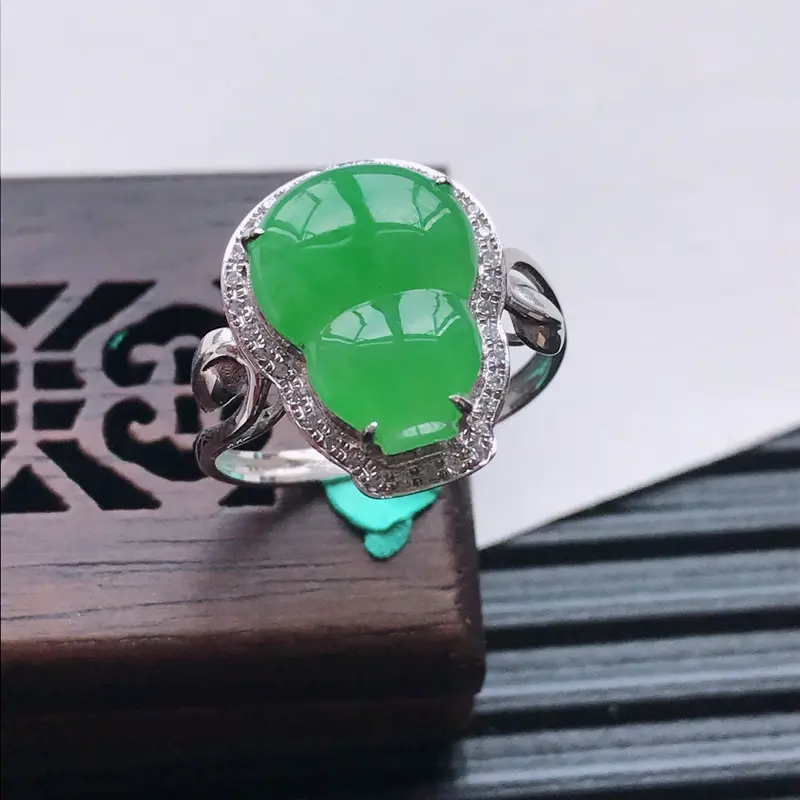 【天然翡翠A货18K金镶嵌伴钻糯化种满绿精美葫芦戒指,内径尺寸18.7mm,裸石尺寸13.4-10-3mm,玉质细腻,种水好 胶感十足,底色漂亮,上身效果漂亮】图2