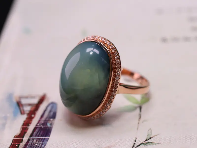 【【精品荧光镶嵌戒指💍】
规格:20.8*16.2*9.6*
重量:5.20克
圈口:15#
18K金镶嵌南非钻石,佩戴奢华、独特,特别漂亮,完美品质,可改圈口!】图2