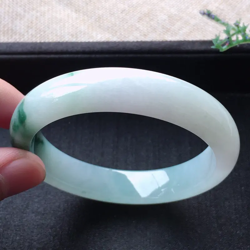 【精品翡翠手镯,雕工精美,玉质莹润,尺寸:内径:54.9MM,玉:12.4*7.8MM,总质量:51.2g】图6