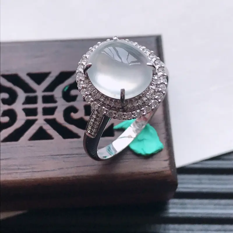 【天然翡翠A货18K金镶嵌伴钻冰种白冰精美蛋面戒指,内径尺寸18mm,裸石尺寸9.6-8.6-4mm,玉质细腻,种水好 胶感十足,底色漂亮,上身效果漂亮】图3