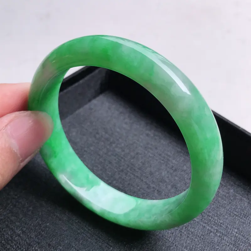 【正圈58,缅甸天然翡翠好种冰润老坑手镯,尺寸:58*12.7*8,质地细腻,种老水足,水润飘阳绿,小棉纹,颜色漂亮。100617】图1