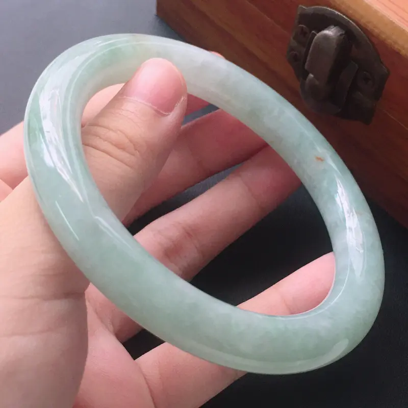 【缅甸翡翠58圈口带绿圆条手镯,自然光实拍,颜色漂亮,玉质莹润,佩戴佳品,尺寸:58.0*9.9*9.7mm,重54.18克】图7