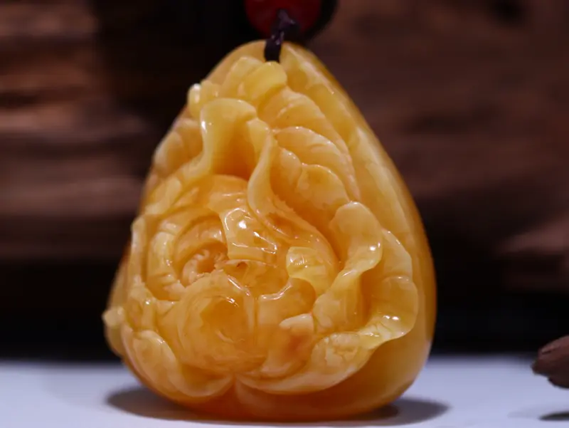 【纯天然俄料暴力鸡油黄偏红蜜蜡牡丹花吊坠
天然色无任何优化,密度饱满,花纹漂亮,蜡质浓郁,色泽油润,满色鸡油红更显花朵娇艳,加之体内流动的白花纹路更是美丽,花型饱满漂亮,片片花瓣层次分明 ,雕工精湛,栩栩如生,女神必备。佩戴彰显高贵气质。错过无!
克重14.8克,尺寸:高39mm宽36.5mm厚21mm】图2