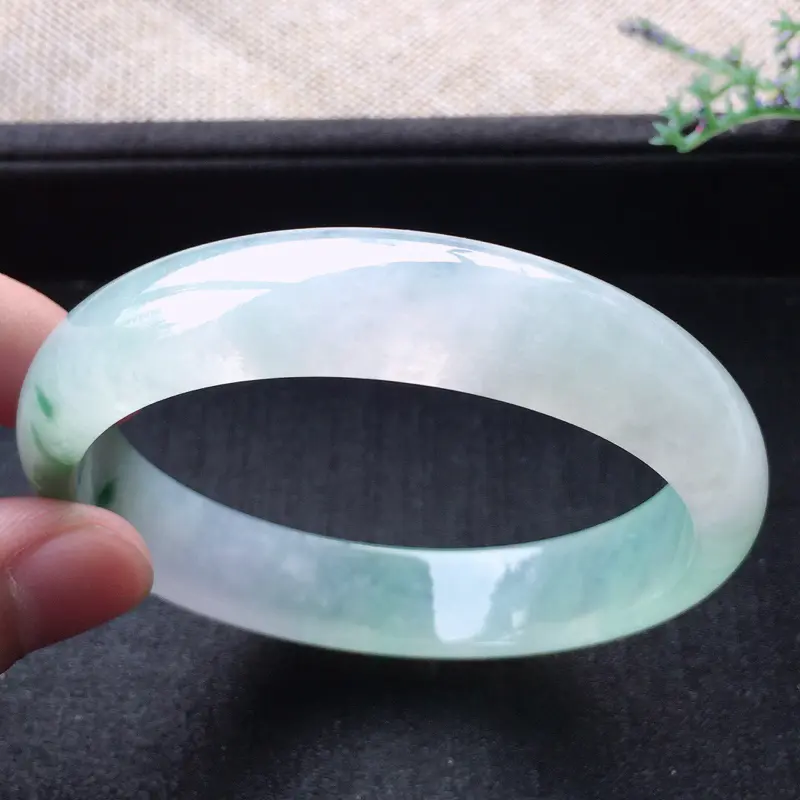 【精品翡翠手镯,雕工精美,玉质莹润,尺寸:内径:58.8MM,玉:13.1*7.1MM,总质量:50.6g】图6