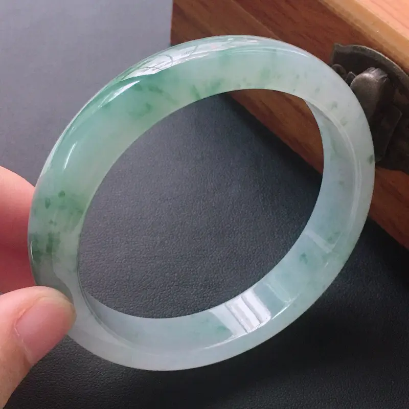 【缅甸翡翠54圈口飘花正圈手镯,自然光实拍,颜色漂亮,玉质莹润,佩戴佳品,尺寸:54.8*12.0*7.6mm,重45.89克】图4