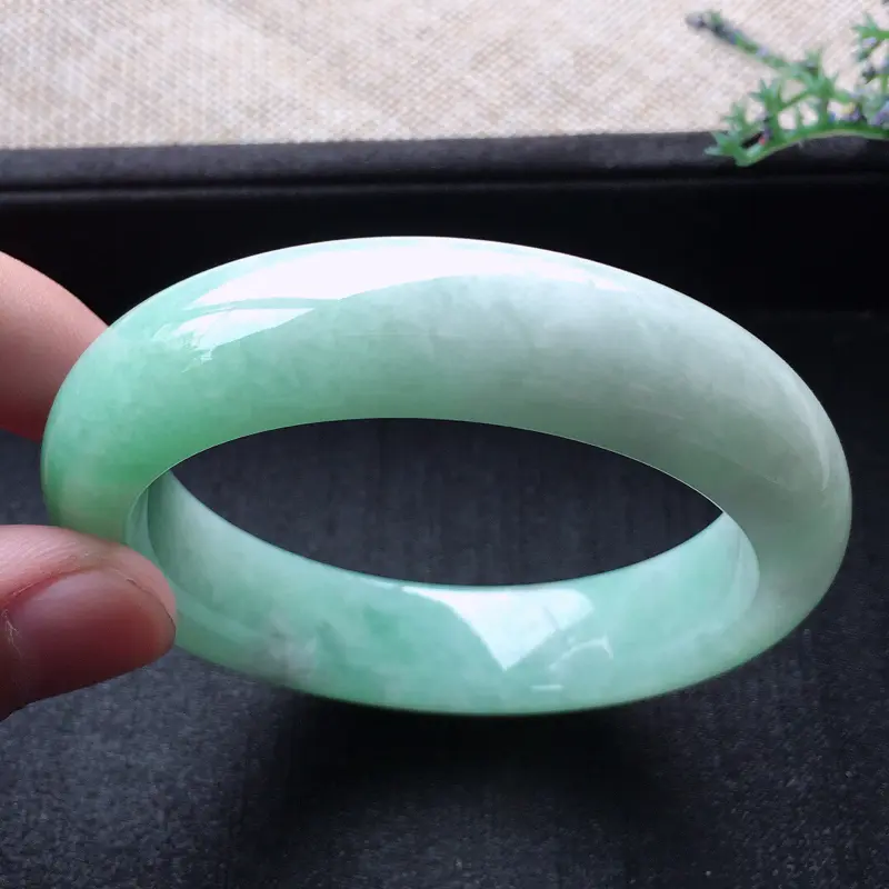 【精品翡翠手镯,雕工精美,玉质莹润,尺寸:内径:52.5MM,玉:13.5*8.8MM,总质量:63.5g】图6