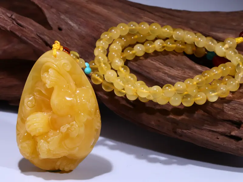 【纯天然原矿精品鸡油黄花蜡貔貅挂件
蜡质实,满蜡,密度饱满,雕刻很精美,栩栩如生,真正的大师工艺,色泽油润,密度饱满浓厚,鸡油黄之色更显尊贵与不凡,手工作品,实物上手更美,全品无杂无裂,无任何瑕疵,貔貅招财转运,非常完美一件,有缘者得,喜欢不要错过!错过无。
裸重35.5克。总重61克,尺寸69*47*27mm】图4