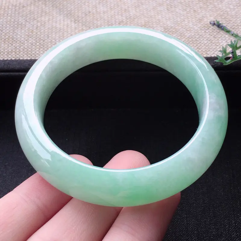 【精品翡翠手镯,雕工精美,玉质莹润,尺寸:内径:52.5MM,玉:13.5*8.8MM,总质量:63.5g】图8