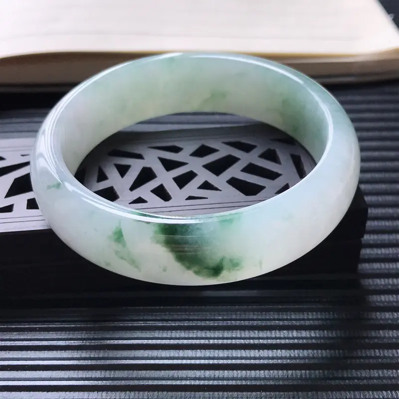 【天然翡翠A货糯化种水润飘花正圈宽边手镯,尺寸56-16-7.3mm,玉质细腻,种水好 ,胶感十足,底色好,上手效果漂亮】图1