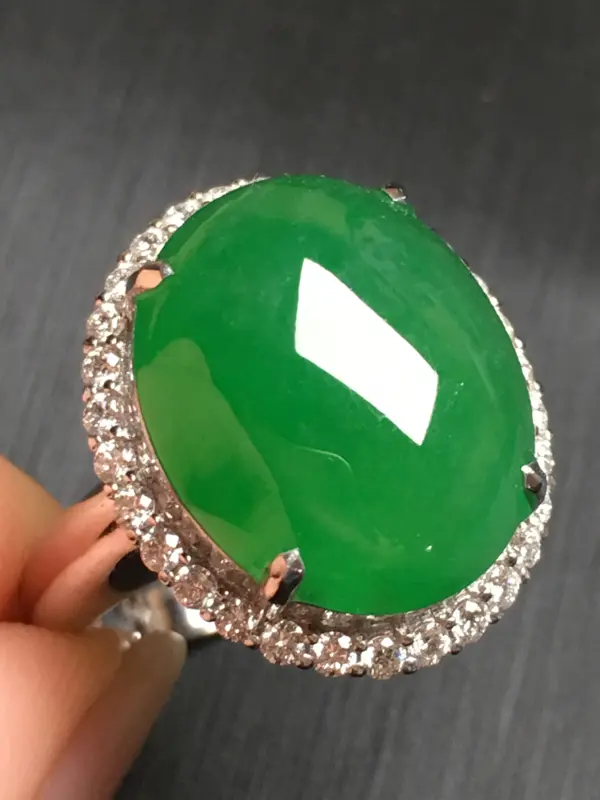 【翡翠A货,阳绿蛋面戒指,18k金伴钻镶嵌,完美,种水超好,性价比高。整体尺寸:18.5*16*10.3】图1