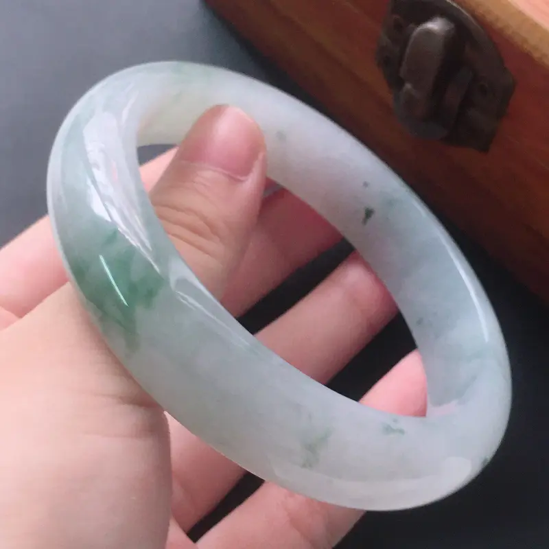 【缅甸翡翠57圈口飘花正圈手镯,自然光实拍,颜色漂亮,玉质莹润,佩戴佳品,尺寸:57.4*13.8*8.0mm,重60.24克】图6
