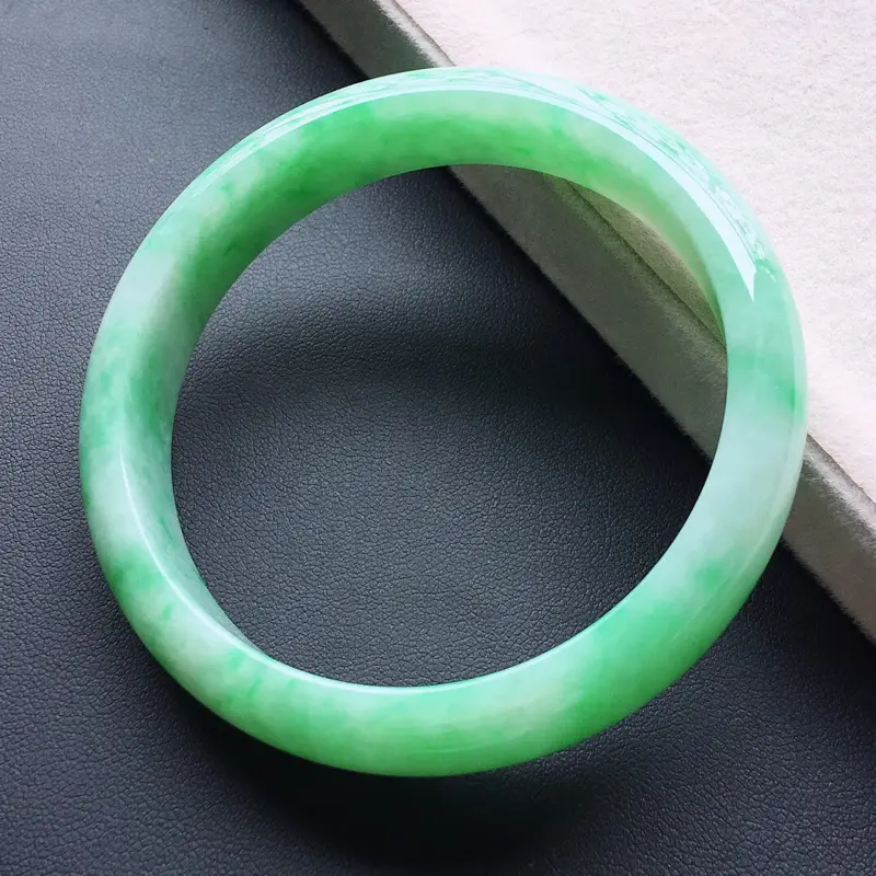 【糯种飘绿正圈手镯,圈口:58.5mm 尺寸:13.3×6.8mm, 天然翡翠A货玉质细腻精雕细雕手镯, 颜色好 佩戴上手漂亮】图1