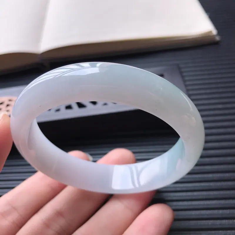 【天然翡翠A货细糯种淡紫底正圈宽边手镯,尺寸56.6-13.6-7mm,玉质细腻,种水好 ,胶感十足,底色好,上手效果漂亮】图4