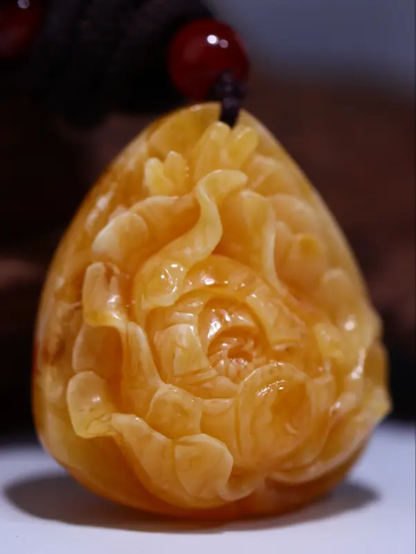 【纯天然俄料暴力鸡油黄偏红蜜蜡牡丹花吊坠
天然色无任何优化,密度饱满,花纹漂亮,蜡质浓郁,色泽油润,满色鸡油红更显花朵娇艳,加之体内流动的白花纹路更是美丽,花型饱满漂亮,片片花瓣层次分明 ,雕工精湛,栩栩如生,女神必备。佩戴彰显高贵气质。错过无!
克重14.8克,尺寸:高39mm宽36.5mm厚21mm】图1