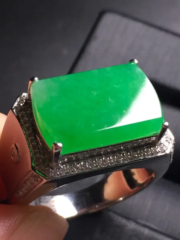 【翡翠A货,阳绿马鞍戒指,18k真金真钻镶嵌,完美,种水超好,玉质细腻。】图4